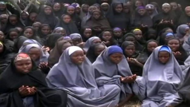 Boko Haram đăng tải video có hình ảnh của các nữ sinh ngay sau vụ bắt cóc hồi năm 2014. Ảnh: BBC