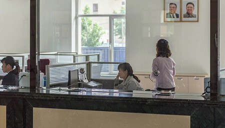 Các nhân viên tại một ngân hàng ở Triều Tiên. Ảnh: Korea Times
