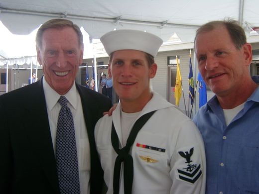 Charlie Keating IV trong lễ tốt nghiệp Học viện Hải quân Mỹ năm 2008 cùng với ông Charles Keating Jr(trái), và cha Charles Keating III. Ảnh: azcentral