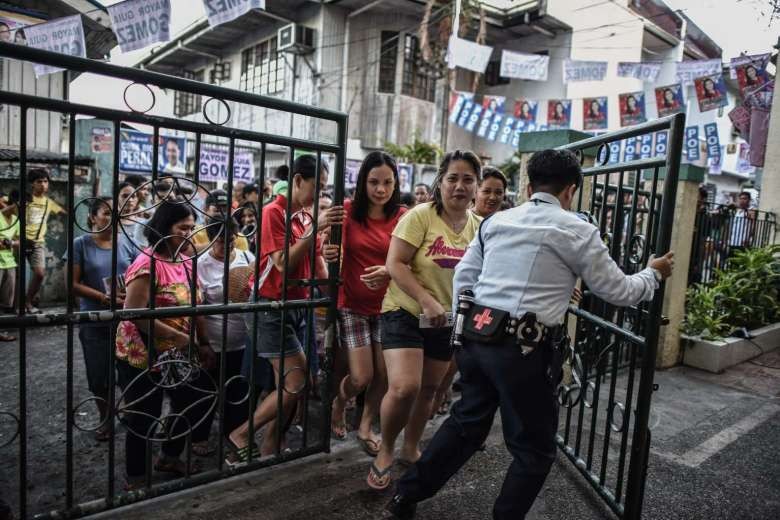 Các cử tri tại điểm bỏ phiếu ở Manila. Ảnh: AFP