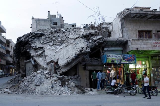 Tòa nhà sập đổ trong khu vực quân nổi dậy nắm quyền kiểm soát tại Maaret al-Numan, tỉnh Idlib, Syria. Ảnh: Reuters