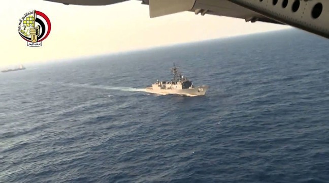 Quân đội Ai Cập tìm kiếm máy bay ở vùng biển Địa Trung Hải. Ảnh: AFP