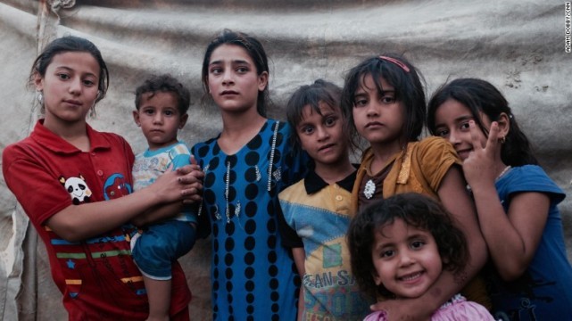 Trẻ em tại trại tị nạn Ahal, khu vực Abu Ghraib, ngoại ô Baghdad. 