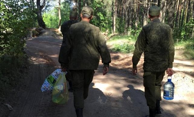 Binh sỹ Nga đi bộ gần một căn cứ được xây dựng ở thị trấn Klintsy ngày 6/6. Ảnh: Reuters