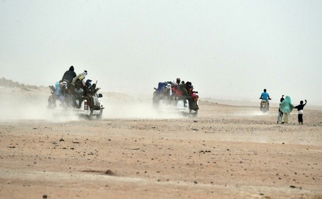 Những người di cư trên những chiếc xe tải ở Niger trên hành trình tới châu Âu. Ảnh: AFP