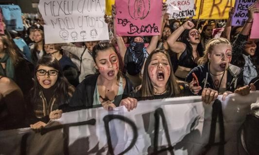 Phụ nữ tại Rio de Janeiro biểu tình yêu cầu chấm dứt bạo lực. Ảnh: Independent
