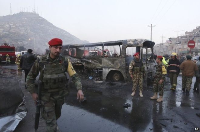 Hiện trường một vụ tấn công liều chết nhằm vào xe buýt tại thủ đô Kabul trước đó. 