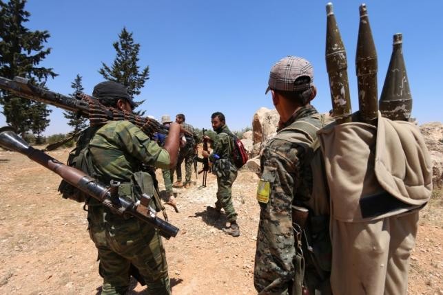Binh sỹ của Lực lượng Dân chủ Syria tại khu vực phía tây Manbij hôm 13/6. Ảnh: Reuters