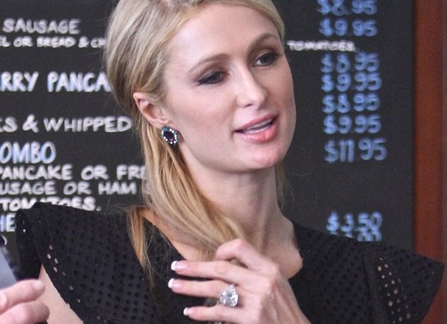 Paris Hilton đeo nhẫn làm rộ tin đồn tái hợp bạn trai tỷ phú