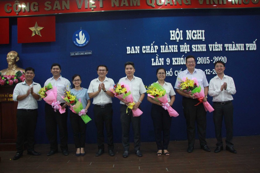 Anh Nguyễn Việt Quế Sơn (thứ tư từ phải qua) kiêm nhiệm vai trò Thủ lĩnh sinh viên TPHCM 