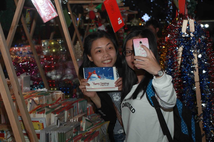 Rộn ràng Giáng sinh ở đường sách lớn nhất Sài Gòn