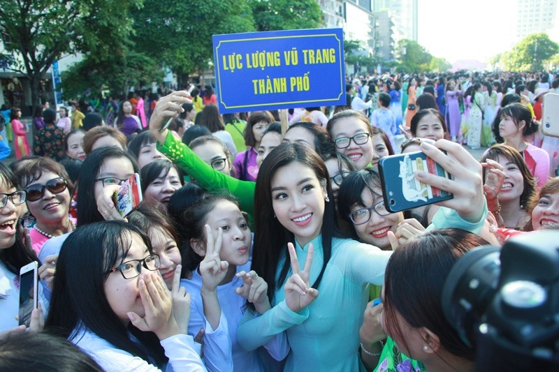Hoa hậu Đỗ Mỹ Linh rạng rỡ selfie cùng đông đảo người hâm mộ