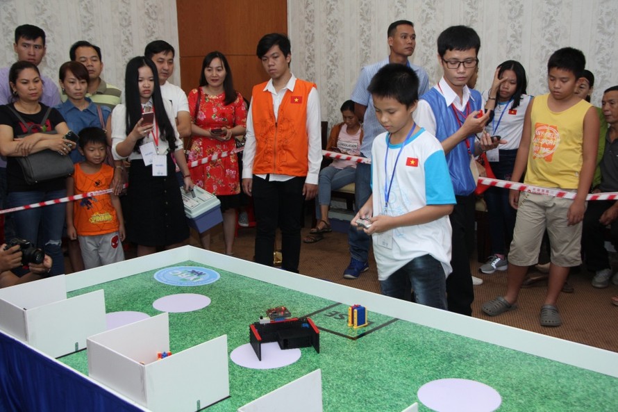 150 học sinh biểu diễn tài năng thi đấu robot tại TPHCM