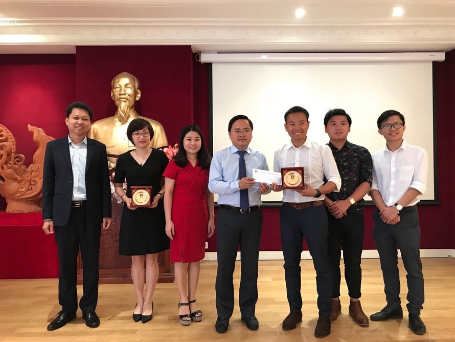 Anh Nguyễn Anh Tuấn tặng quà cho Hội sinh viên Việt Nam tại Pháp