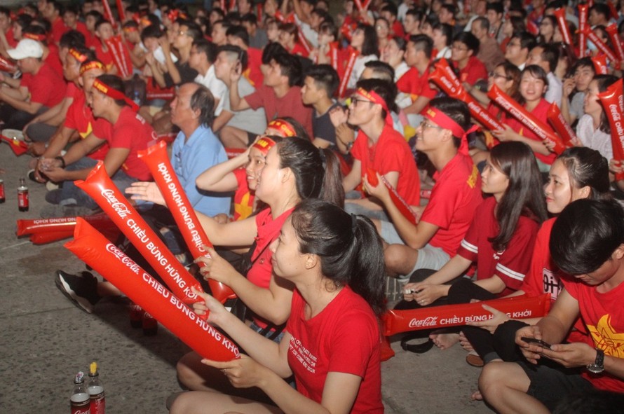 Ngợp trong sắc đỏ CĐV 'truyền lửa' cho Olympic Việt Nam