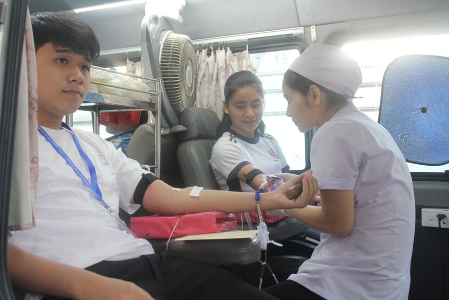 Gần 1.000 bạn trẻ tham gia hiến máu cứu người