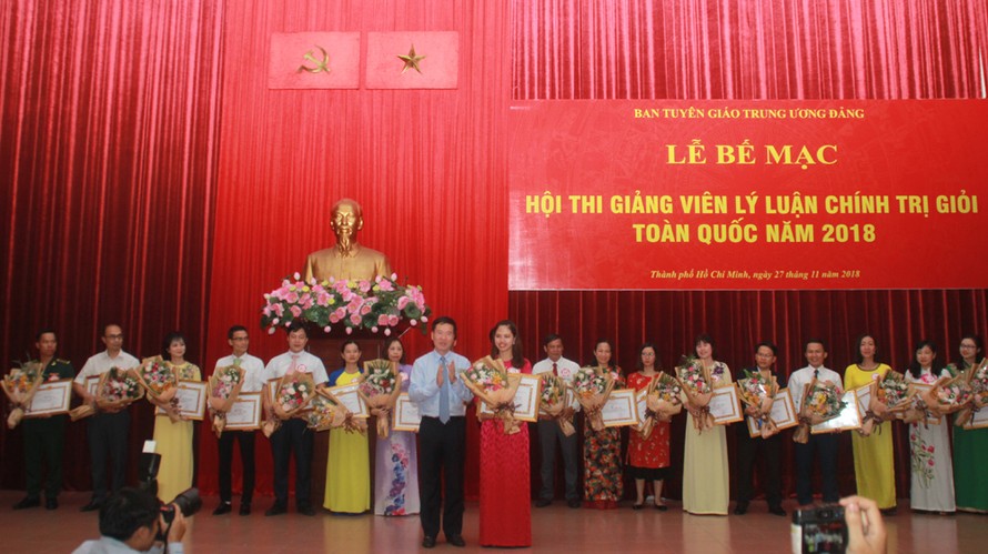 Thí sinh Trịnh Thị Thùy Vân đoạt giải Nhất Hội thi Giảng viên Lý luận 