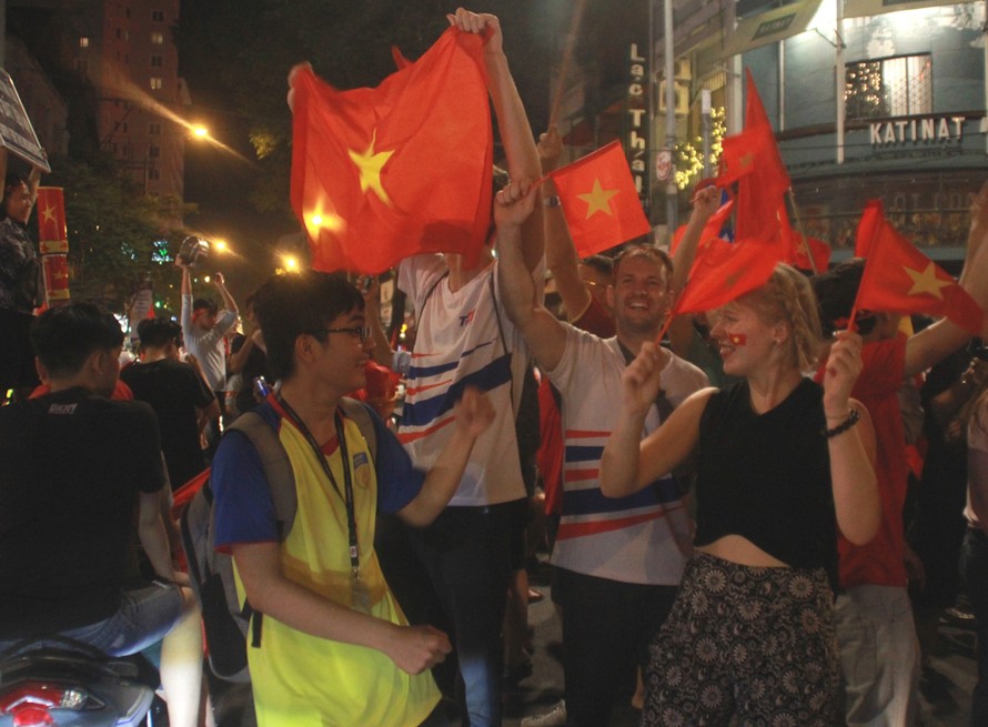 Khách nước ngoài ăn mừng cùng người hâm mộ Sài Gòn