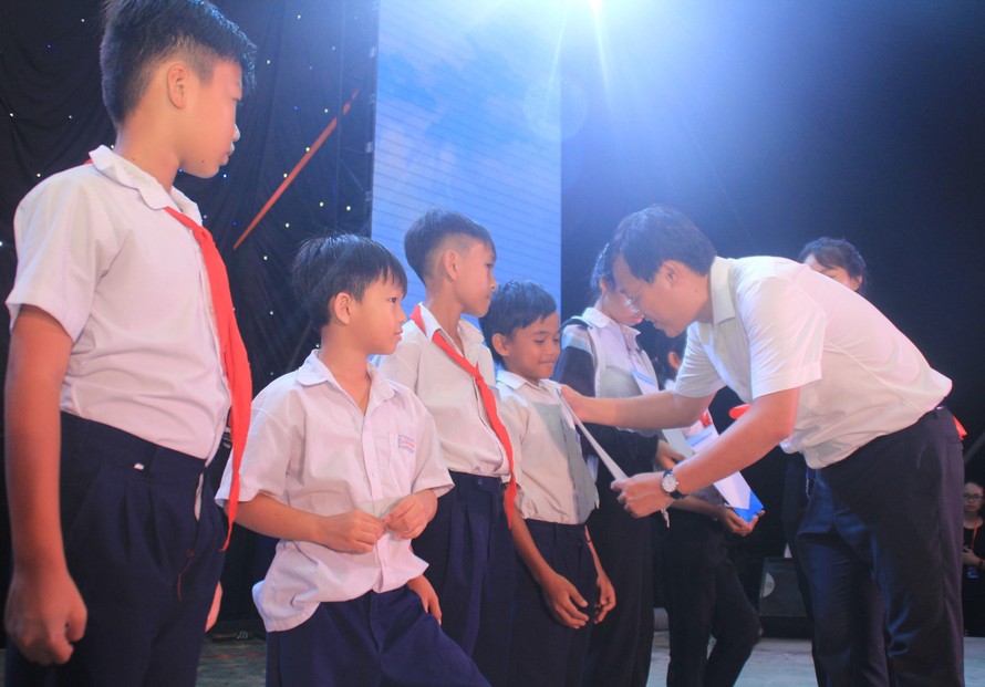 Bí thư thứ nhất T.Ư Đoàn, Chủ tịch Hội Liên hiệp Thanh niên Việt Nam Lê Quốc Phong tặng học bổng cho các em học sinh Côn Đảo.