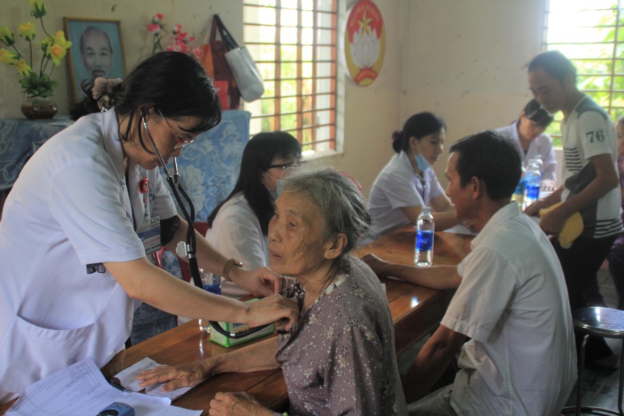 Khám bệnh, trao quà cho gần 400 người dân xứ Huế