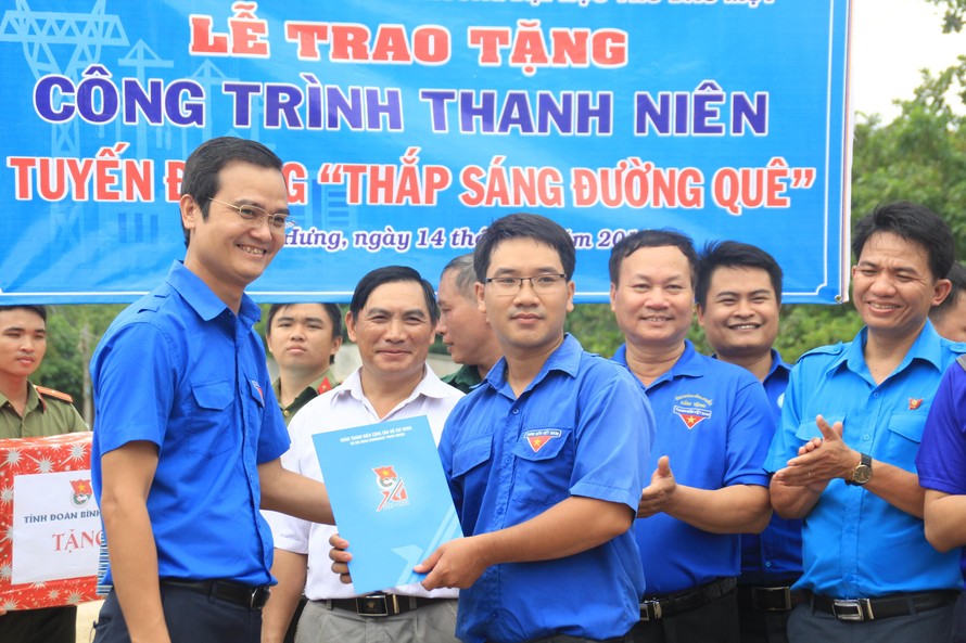 Bí thư T.Ư Đoàn thăm, tặng quà chiến sỹ Mùa hè xanh tại Bình Phước