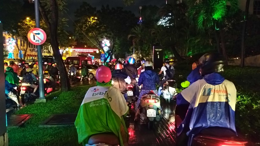 Nghìn người Sài Gòn 'chôn chân' trong cơn mưa rả rích 
