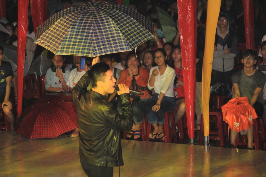 Xúc động các ca sỹ, nhóm nhạc múa, hát trong mưa tặng sinh viên