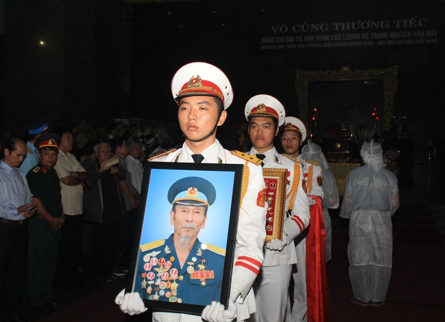 Tiễn đưa linh cữu Anh hùng phi công Nguyễn Văn Bảy về quê nhà 