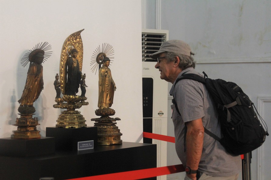 Cận cảnh hơn 100 pho tượng Phật cổ cực quý hiếm đang trưng bày tại TPHCM