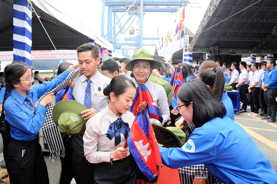Đại biểu Tàu Thanh niên Đông Nam Á - Nhật Bản bắt đầu lưu giữ kỷ niệm tại TPHCM