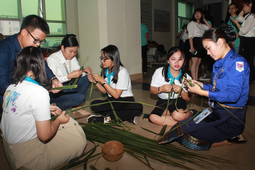 Đại biểu Tàu Thanh niên Đông Nam Á-Nhật Bản học kết lá dừa, tìm hiểu nón lá Việt