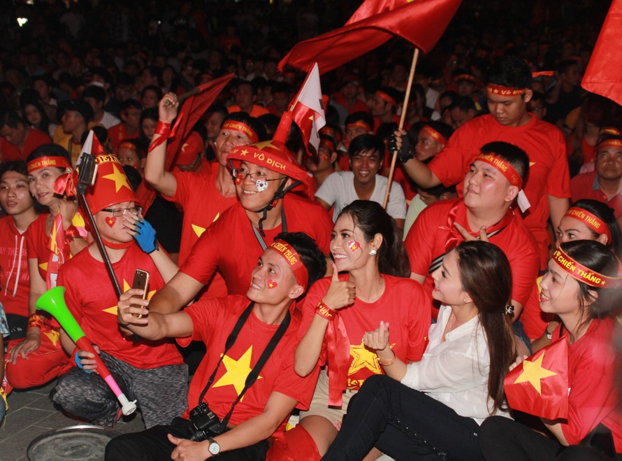 Việt Nam đấu Thái Lan, vạn người nhuộm đỏ phố Nguyễn Huệ