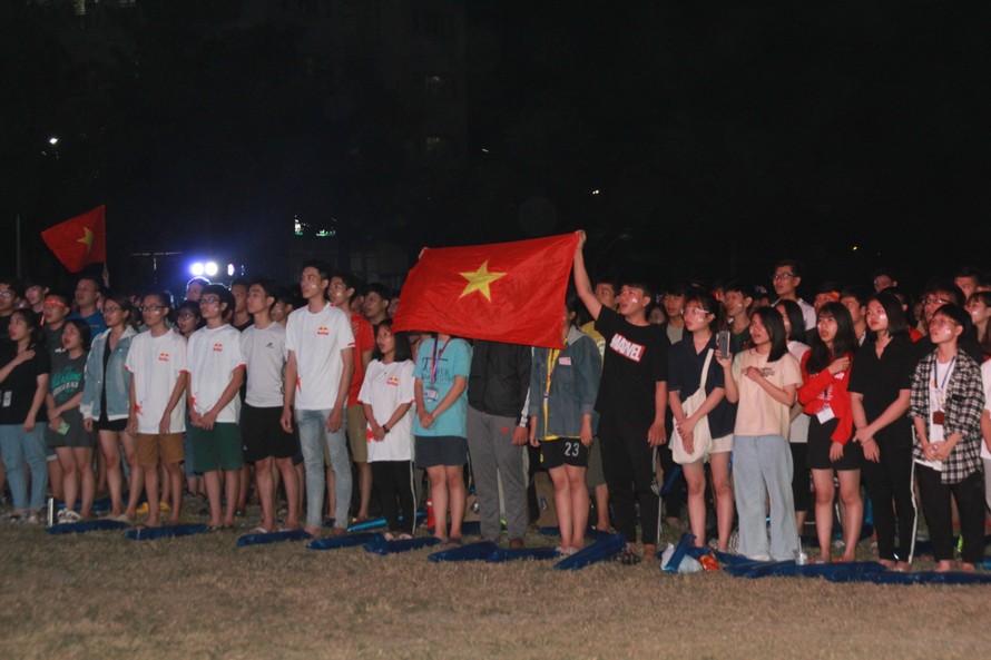 Từ ký túc xá, hàng trăm sinh viên chào cờ cộng hưởng cùng đội tuyển U22 Việt Nam