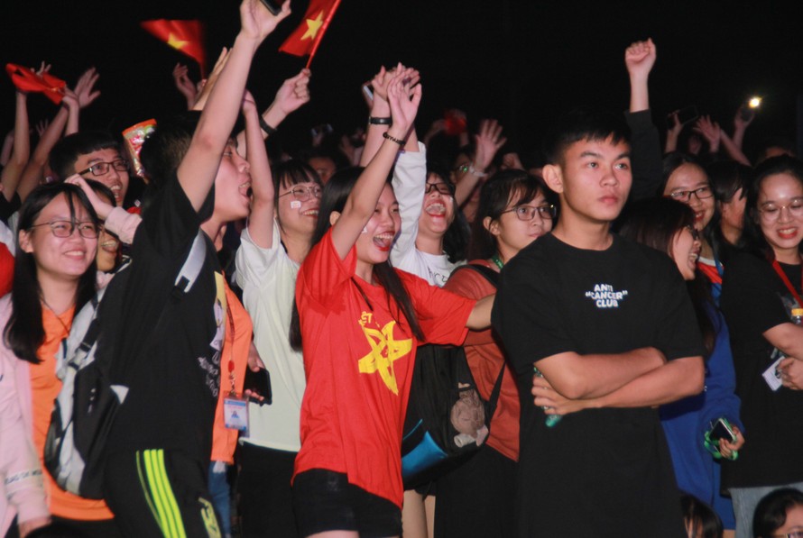 Hàng ngàn sinh viên TPHCM vỡ òa với chiến thắng ngọt ngào của tuyển Việt Nam 