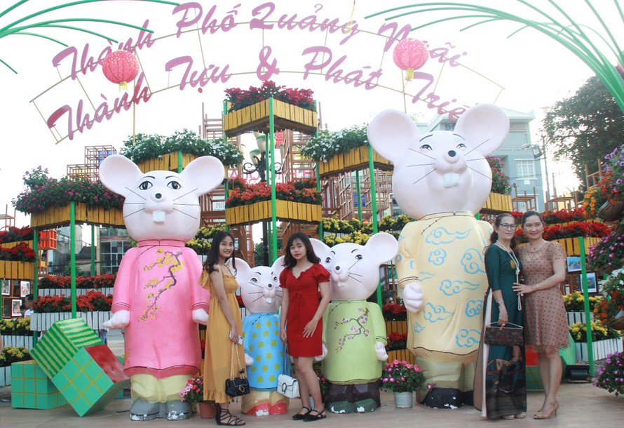 Người dân Quảng Ngãi rộn ràng 'check-in' với gia đình chuột ở công viên Ba Tơ 