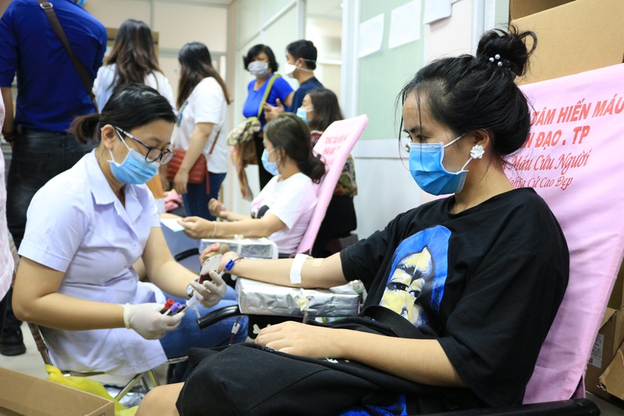 Ngày nghỉ cuối tuần, bạn trẻ Sài Gòn chia sẻ giọt máu trong dịch nCoV