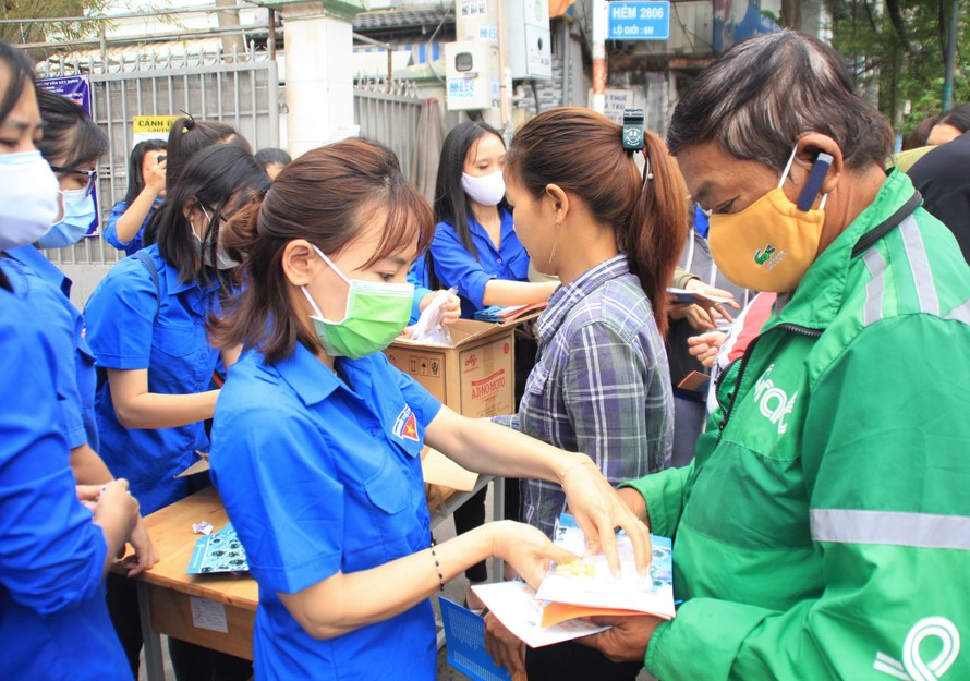 Thanh niên TPHCM tặng công cụ phòng dịch COVID-19 ở bến phà, phố Hàn