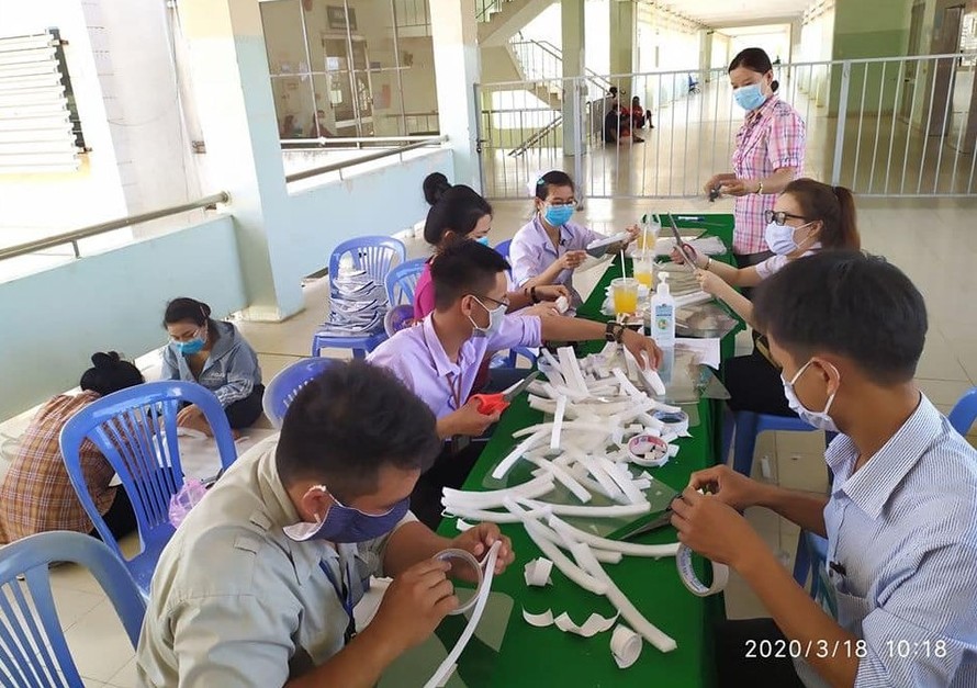 Tuổi trẻ BVĐK Bình Thuận làm kính bảo hộ tặng y bác sỹ chống dịch 