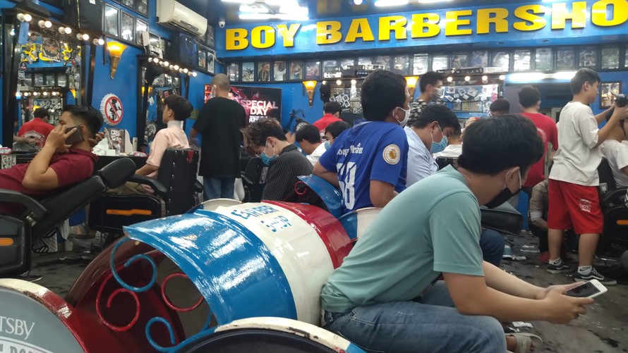 Tiệm hớt tóc ở Sài Gòn đông khách ngày đầu nới lỏng giãn cách xã hội 