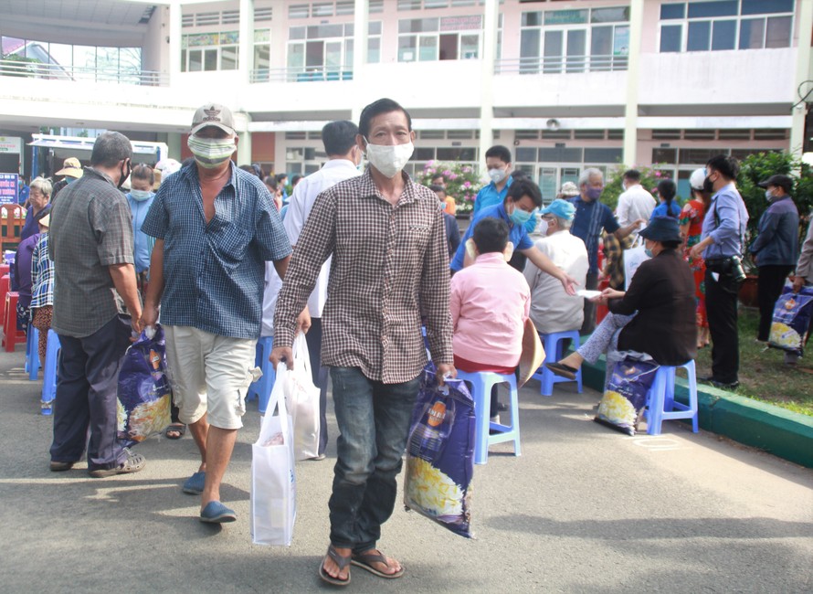 Chuyến xe 'San sẻ yêu thương' mang thực phẩm tới bà con nghèo 