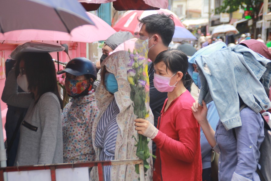 Người dân Sài Gòn đeo khẩu trang đi chùa ngày Phật đản