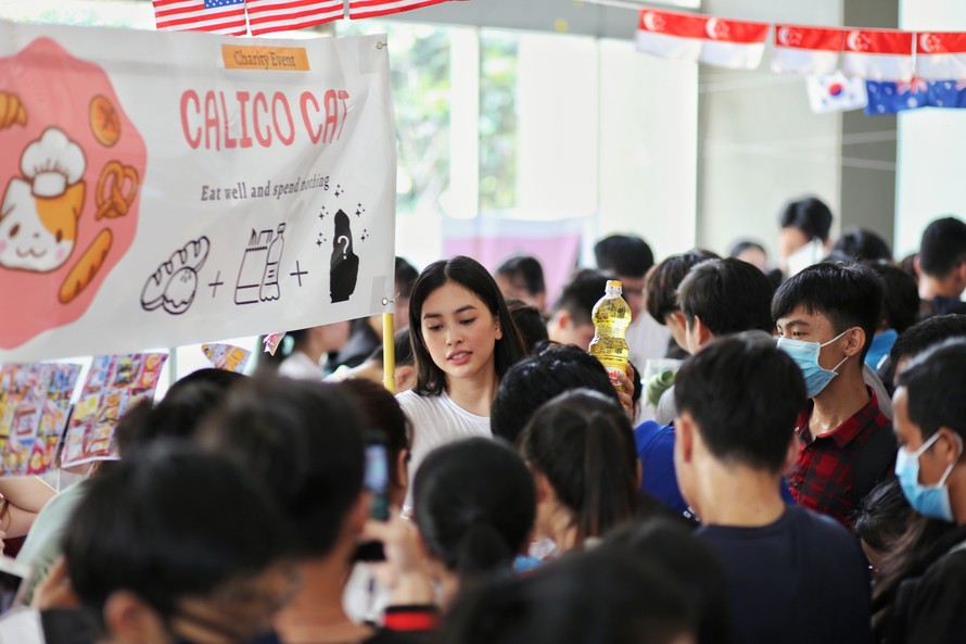 Hoa hậu Trần Tiểu Vy góp sức tại ‘Phiên chợ 0 đồng’ giúp sinh viên khó khăn 