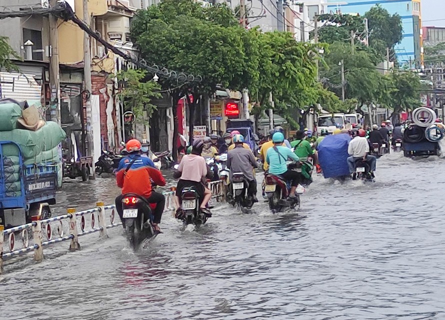 Nhiều tuyến đường Sài Gòn lại ngập sau mưa
