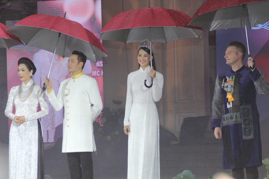Hoa hậu Tiểu Vy, Khánh Vân cùng các nghệ sỹ dự khai mạc Lễ hội Áo dài TPHCM năm 2020