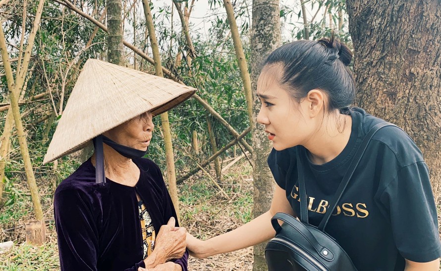 Diễn viên Hồ Bích Trâm hỗ trợ xây nhà, tặng quà bà con vùng bão lũ Quảng Ngãi