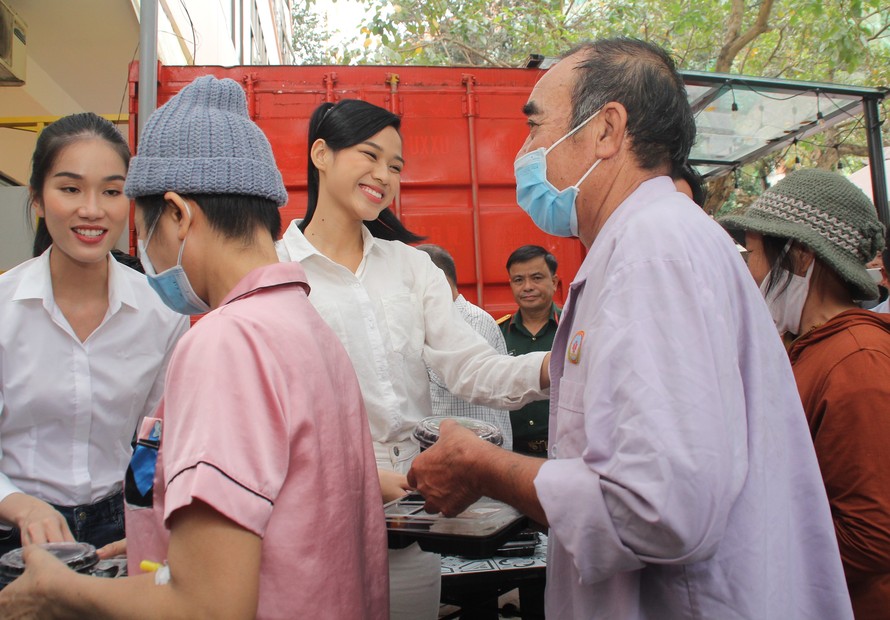 Chuyến thiện nguyện đầu tiên của Top 3 HHVN 2020 đến với các bệnh nhân, thương bệnh binh
