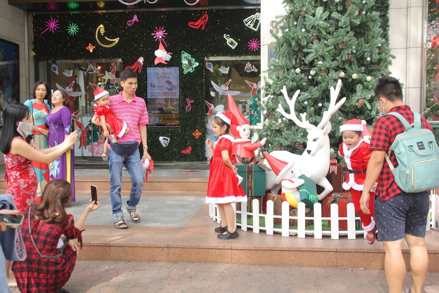 Cuối tuần, phố Sài Gòn đông đúc người đi chơi Noel sớm
