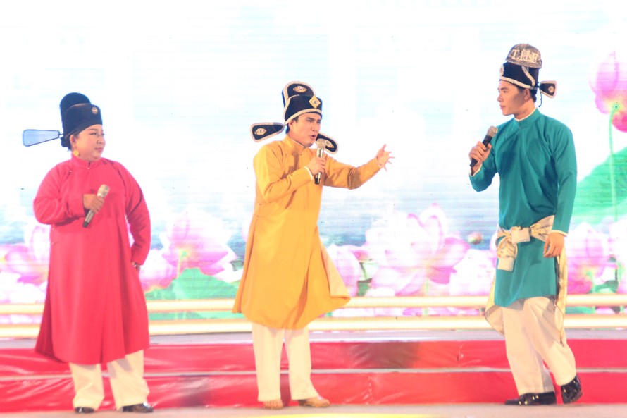 Vào vai Táo quân, Huỳnh Lập bắn rap vui nhộn trên sân khấu gala Mai Vàng 