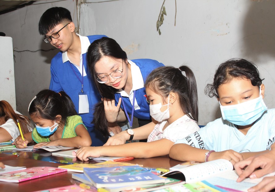 'Gia sư áo xanh' hỗ trợ học tập cho con em người lao động khó khăn