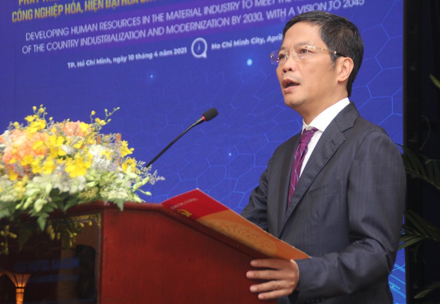 Ủy viên Bộ Chính trị, Trưởng ban Kinh tế Trung ương Trần Tuấn Anh phát biểu tại hội thảo